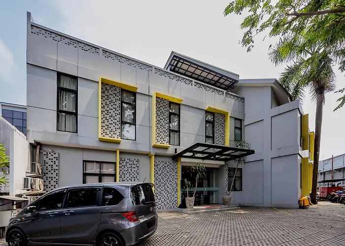 Reddoorz Plus Near Senayan City Jakarta